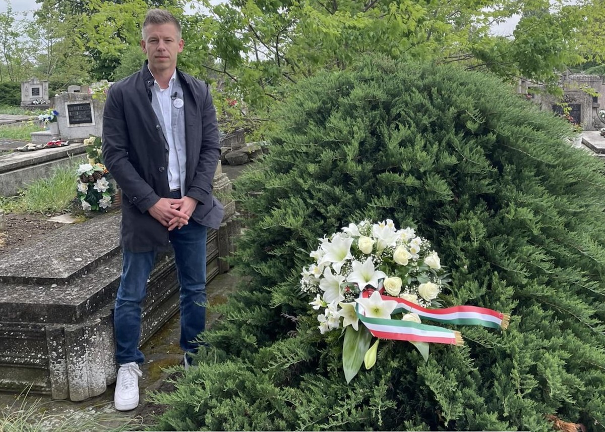 Magyar Péter dédapja sírját is meglátogatta a dobozi temetőben országjárása során