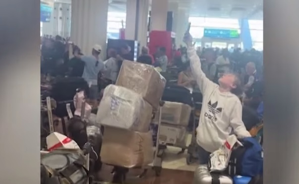 Földön alvó gyerekek, tömeg, káosz és tanácstalanság a Dubaji reptéren – több magyar is pórul járt