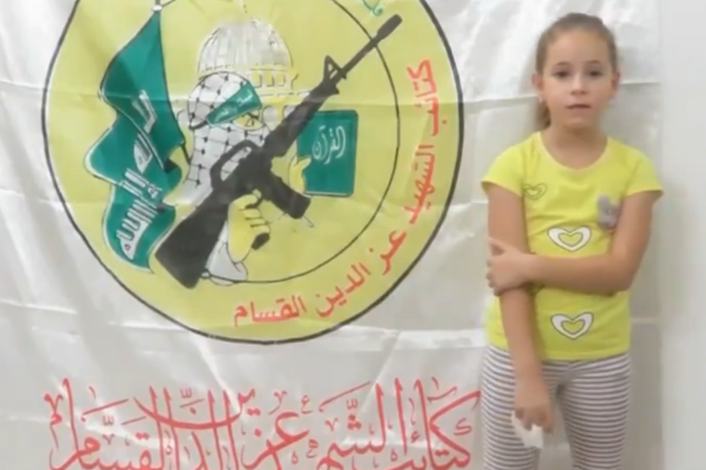 Megrázó videó került elő a Hamász által túszul ejtett 8 éves magyar-izraeli kislányról