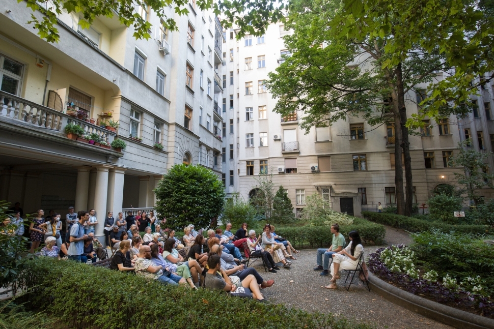 A Budapest100 építészeti-kulturális hétvége, ami közelebb hozza egymáshoz a városlakókat. 2025. május 22-25. között a városi zöldfelületeket, belső udvarokat, kerteket, zöld gangokat, és az azokat gondozó közösségeket ünnepeljük.