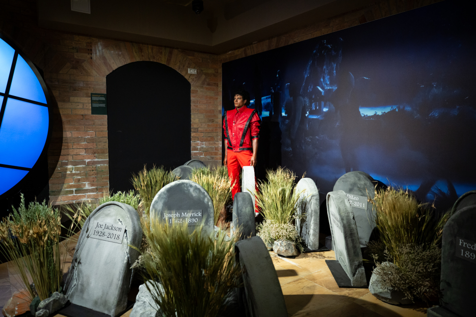 A Michael – The HIStory kiállítás pontosan ettől erős: nem akarja mentegetni a popsztárt, de ítéletet sem mond felette, csak mesél róla.