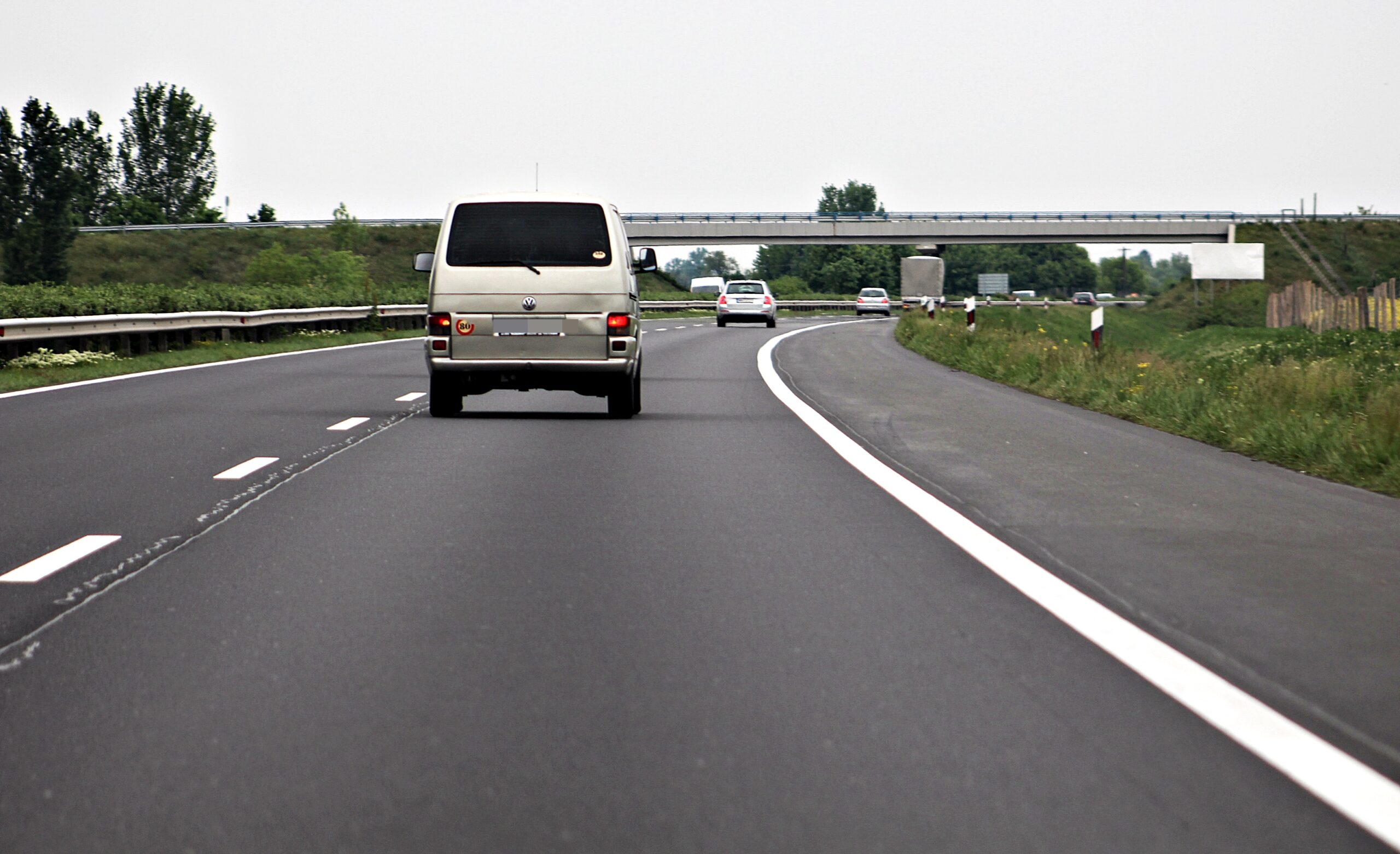 Akár 140-nel is lehetne menni autópályán, a kamionosok is gyorsíthatnak az új KRESZ-tervezet szerint