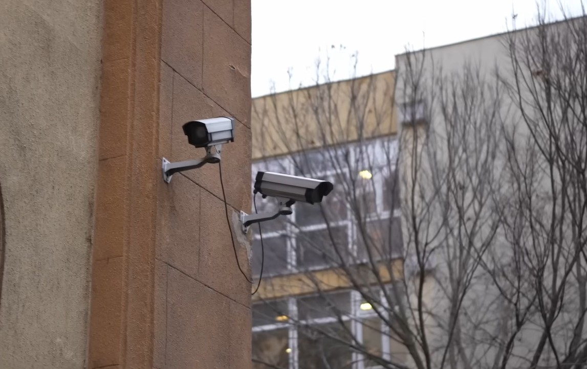 Feldúlt dolgozók, elsötétített ablakok – így ürítették ki a bezárásra ítélt Szőlő utcai javítóintézetet